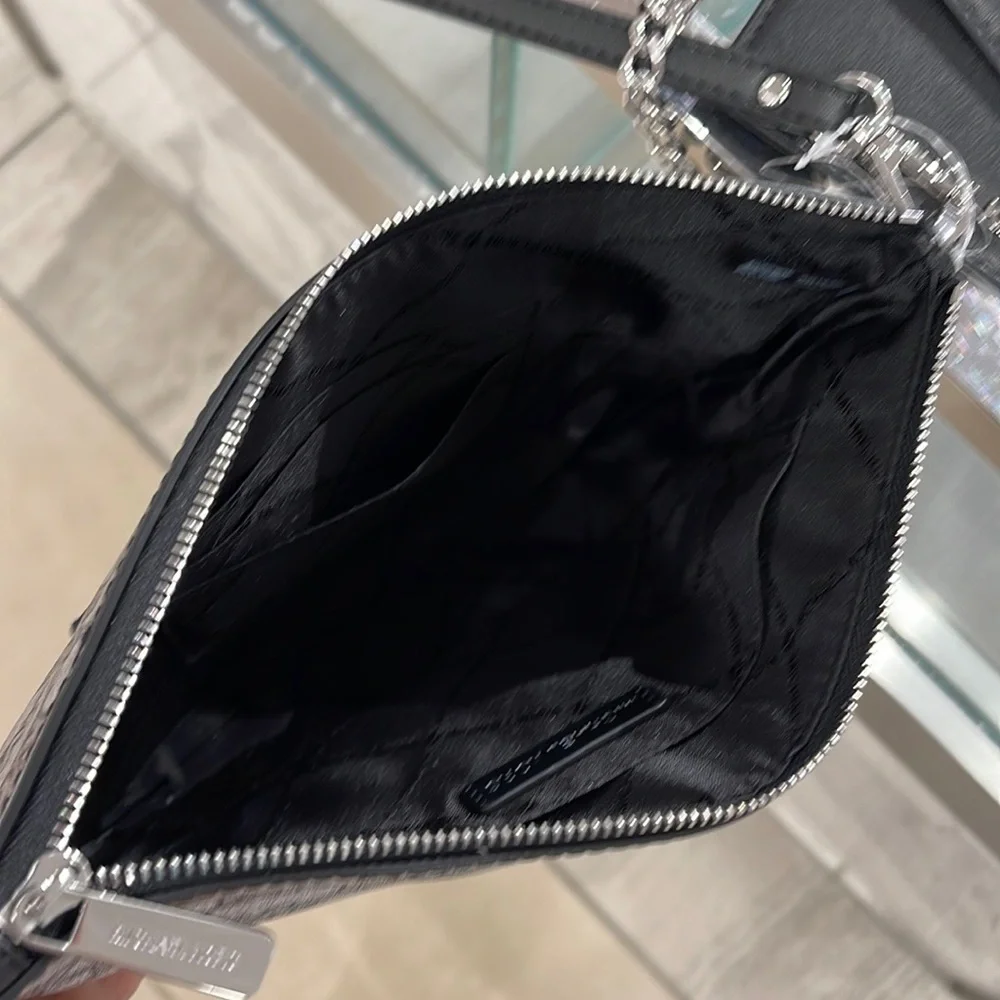 MICHAEL KORS JET SET ITEM LG 2 in 1 CARD CASE & WRISTLET
Black
NWT - Picture 6 of 16
